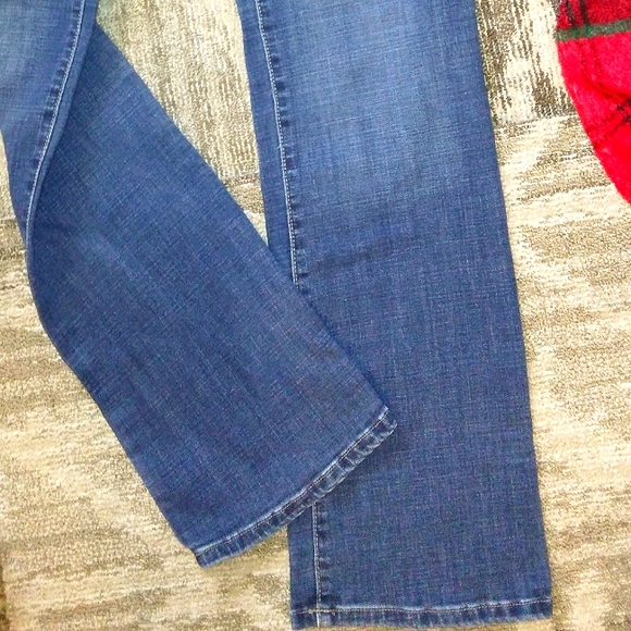 Like New LEE'S Platinum Label Curvy Fit Bootcut/Flare Jeans - Picture 16 of 16